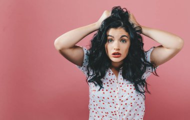 Genç kadın kendini stresli hissediyor