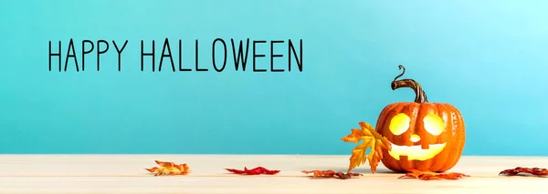 Buon messaggio di Halloween con zucca su un tavolo — Foto Stock
