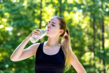 Bir su şişesi olan kadın