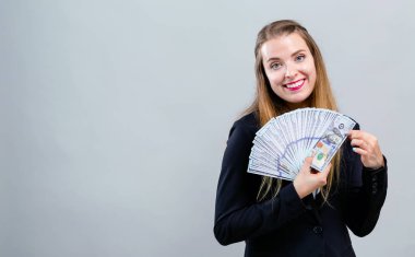 Bir deste para Usd ile genç kadın