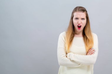 öfkeli genç kadın