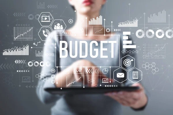 Orçamento com mulher usando um tablet — Fotografia de Stock