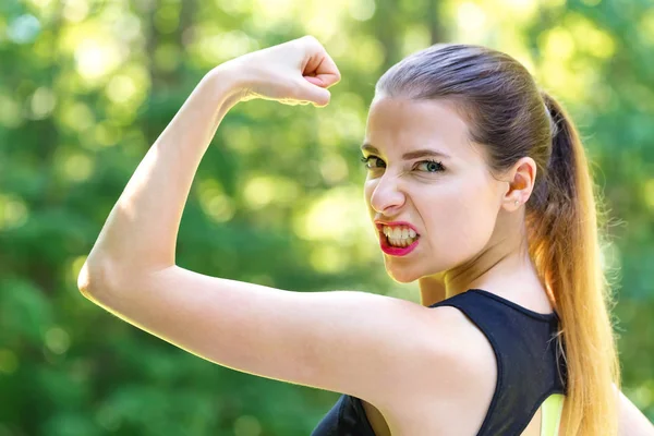 Puissante jeune femme en forme — Photo