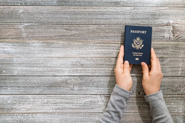 Passaporte dos EUA em uma mesa de madeira — Fotografia de Stock