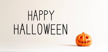 Küçük bir kabak ile mutlu Cadılar Bayramı mesajı