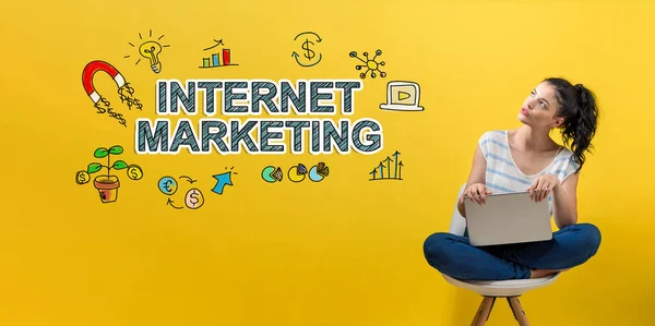 Internet marknadsföring med kvinna med hjälp av en bärbar dator — Stockfoto