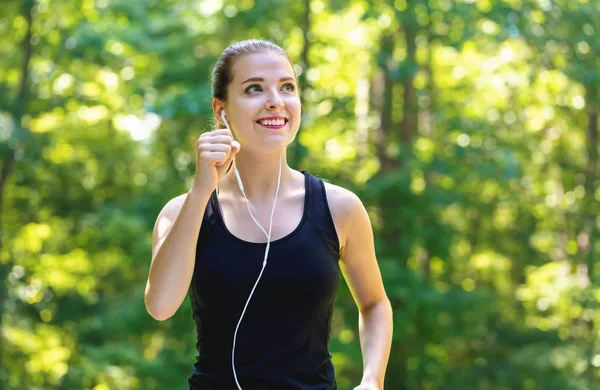 Atletisk ung kvinna jogging — Stockfoto