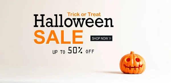 Venta de Halloween con una pequeña calabaza — Foto de Stock