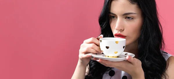 Jonge vrouw die koffie drinkt — Stockfoto