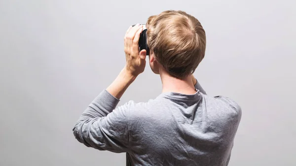 Молодой человек с помощью гарнитуры виртуальной реальности — стоковое фото