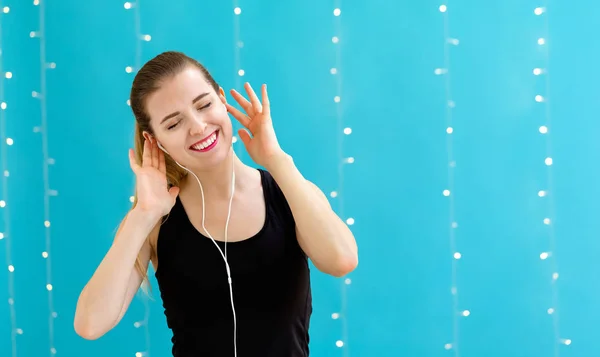 Mujer joven atlética con auriculares — Foto de Stock