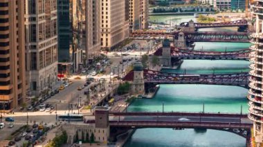 Trafik ve tekneler ile Chicago Nehri'nin hızlandırılmış