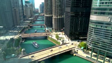 Tekneler ve Downtown Chicago trafikte