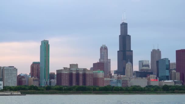 Innenstadt Chicago in der Dämmerung mit Michigansee im Vordergrund — Stockvideo