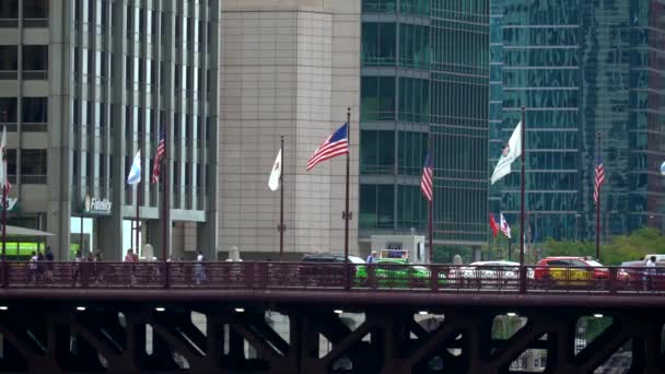 シカゴのダウンタウンの橋に沿って交通や歩行者のパス — ストック動画