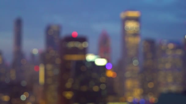 芝加哥市中心的城市景观照亮了黄昏。模糊的机架对焦镜头. — 图库视频影像