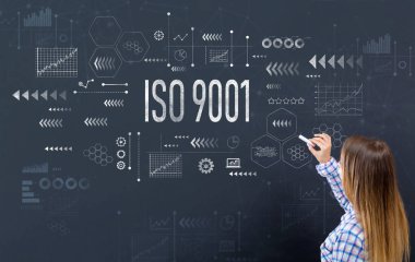 Genç kadın ile ISO 9001