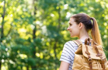 Yürüyüşe çıkan genç kadın.