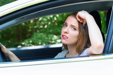 Genç kadın trafik hakkında üzgün vurguladı