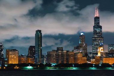Downtown Chicago cityscape manzarası, gece