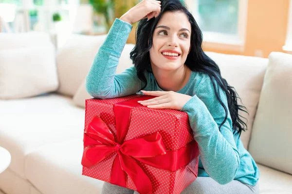 Jeune femme avec une boîte cadeau — Photo