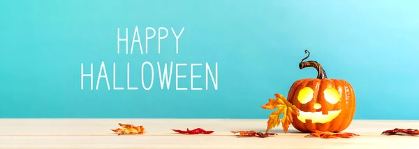 Buon messaggio di Halloween con zucca su un tavolo — Foto Stock