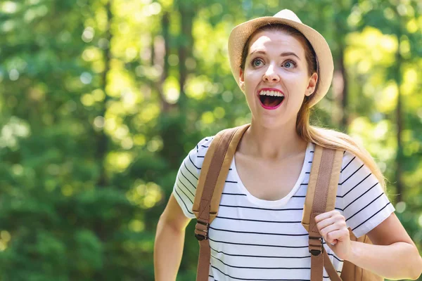 幸せな若い女ハイキング — ストック写真