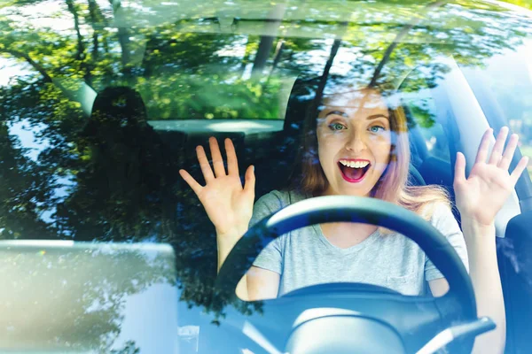 車を運転して自己の若い女性 — ストック写真