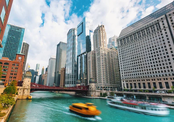 Fiume Chicago con barche e traffico — Foto Stock