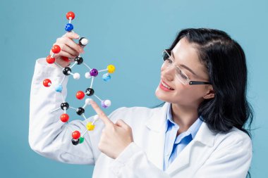 Molekül modeli ile kadın bilim adamı