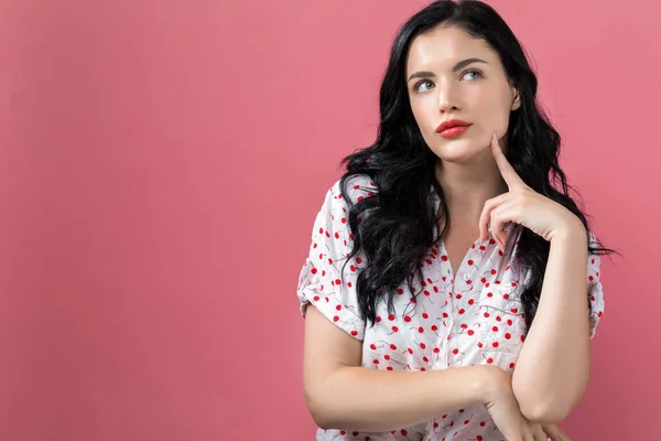 Giovane donna in una posa premurosa — Foto Stock