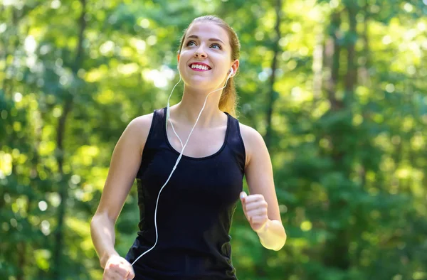 Atletisk ung kvinna jogging — Stockfoto
