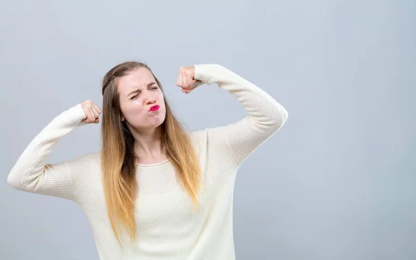 Krachtige jonge vrouw in succes pose — Stockfoto