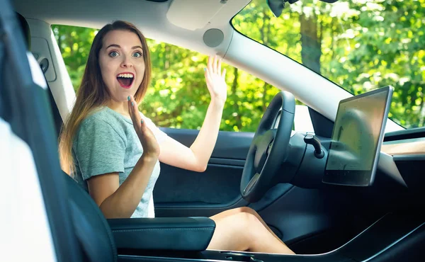 Jovem mulher em um carro de auto-condução — Fotografia de Stock