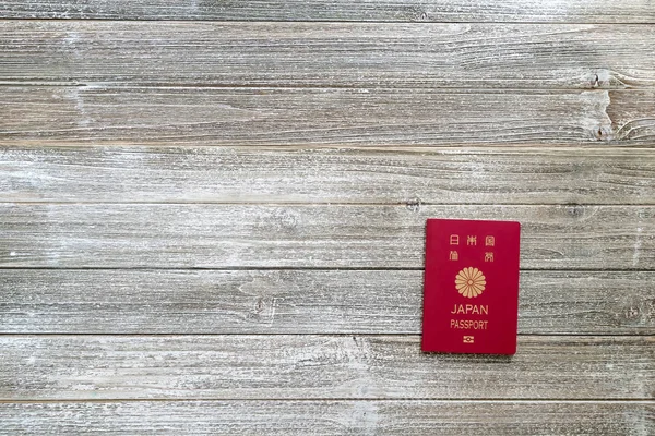 Pasaporte japonés en un escritorio de madera —  Fotos de Stock