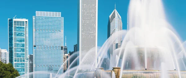 喷泉对芝加哥市中心天际线 — 图库照片