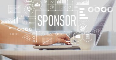 Bir dizüstü bilgisayar kullanan kadın ile sponsor