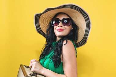 Bir bavul seyahat tema olan kadın