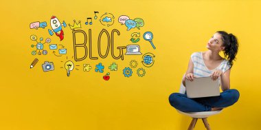 Laptop kullanan bir kadınla blog yap