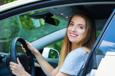 Yeni bir araba mutlu genç kadın