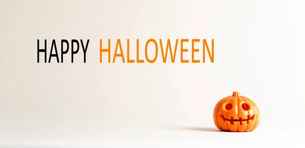 Happy Halloween-bericht met een kleine pompoen — Stockfoto