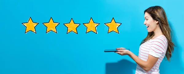 5 Star Rating kadınla tablet kullanma — Stok fotoğraf