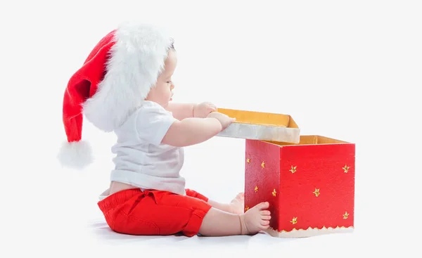 Bambino con una scatola regalo di Natale — Foto Stock