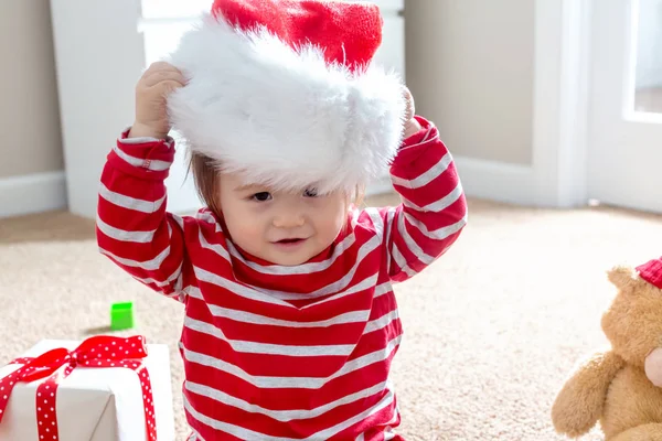 Kleuter jongen met een kerstmuts bij Kerstmis — Stockfoto