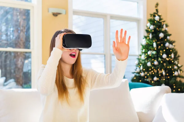 Mujer joven usando auriculares de realidad virtual —  Fotos de Stock