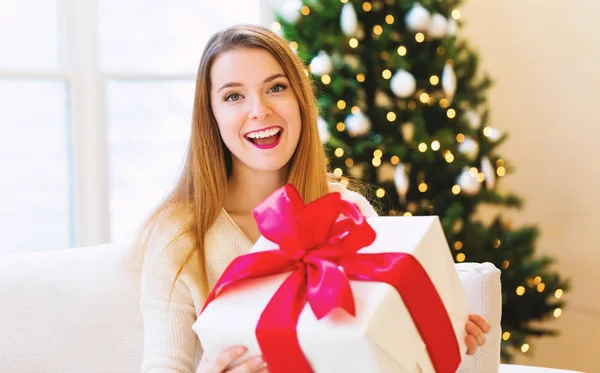 Glückliche Frau hält eine große Geschenkbox in der Hand — Stockfoto