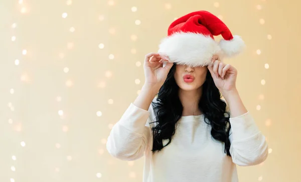 Mujer con un sombrero de Papá Noel tiró sobre sus ojos — Foto de Stock