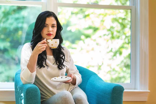 Junge Frau trinkt Kaffee — Stockfoto