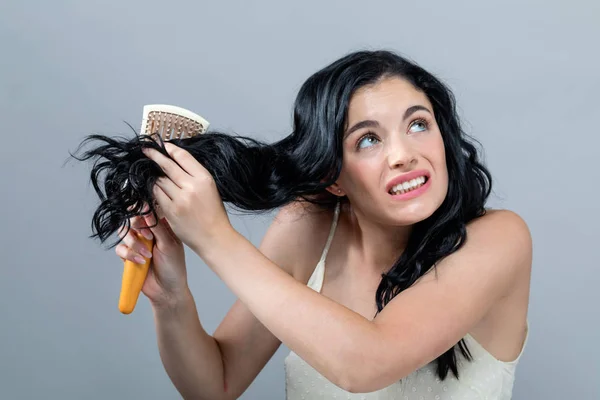 Beschadigd haar thema met jonge vrouw — Stockfoto