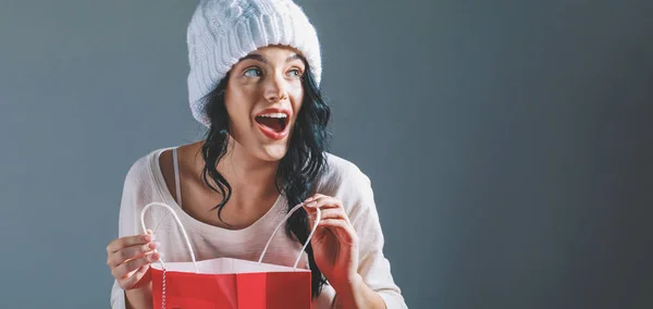 Feliz joven mujer sosteniendo una bolsa de compras — Foto de Stock